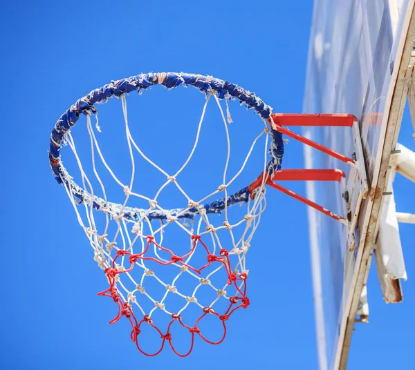 Basquete aro e uma gaiola com folhas, fundo de esportes . — Fotografia de Stock