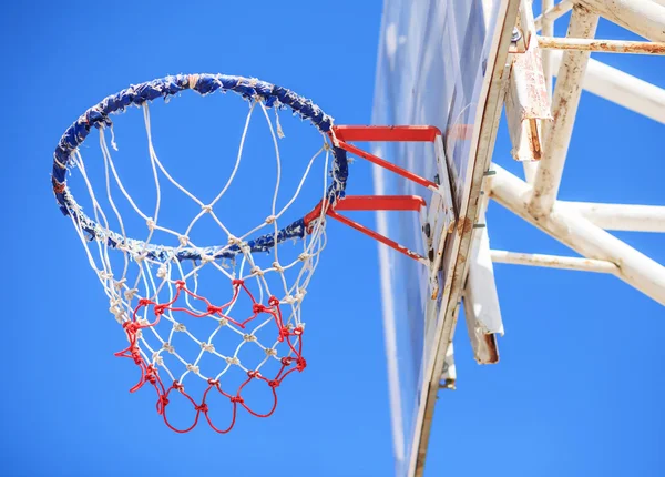 Basketbol çember ve yaprakları, spor arka plan ile bir kafes. — Stok fotoğraf
