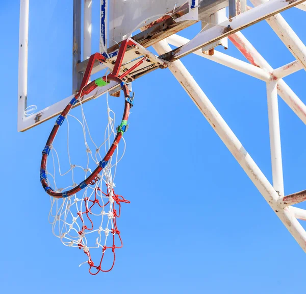 Broken hoop under a clear sky — Stock Photo, Image