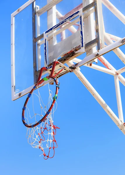 kırık halka açık bir gökyüzü altında