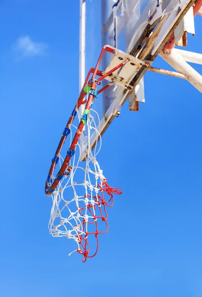 kırık halka açık bir gökyüzü altında