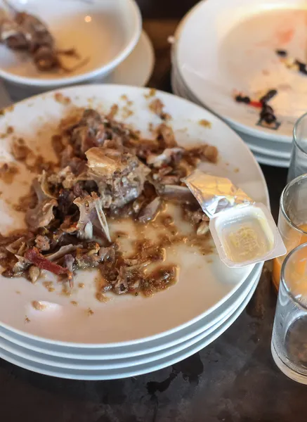 Yemekten sonra bir restoranda yemek artıkları