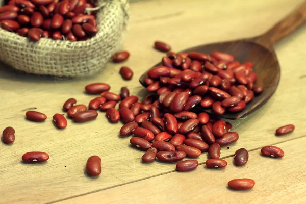 tahta kaşık ve torba kuru fasulye