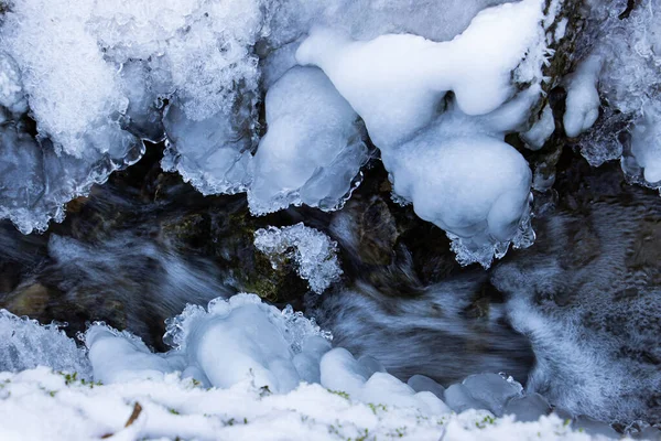 Malý Vodopád Lesním Potoce Zmrzlými Kameny Rampouchy — Stock fotografie