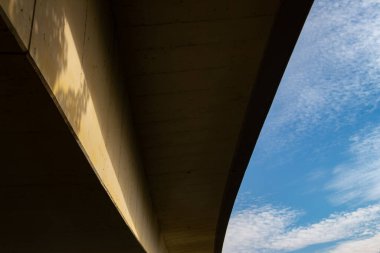 Eğri bir köprünün alt görünümü