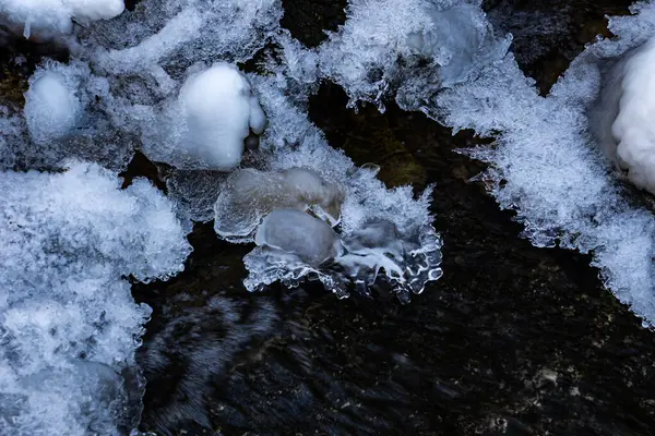 Malý Vodopád Lesním Potoce Zmrzlými Kameny Rampouchy — Stock fotografie