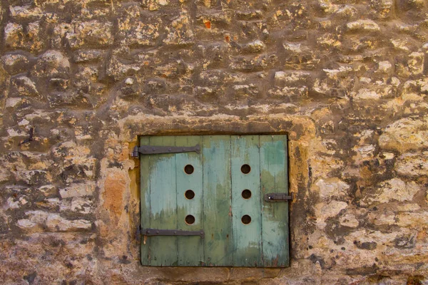 Старая Стена Натурального Камня Закрытыми Старинными Деревянными Ставнями — стоковое фото