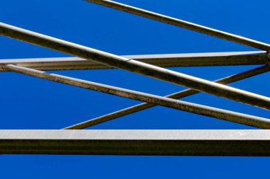 Mavi açık gökyüzünde izole edilmiş çelik yapı