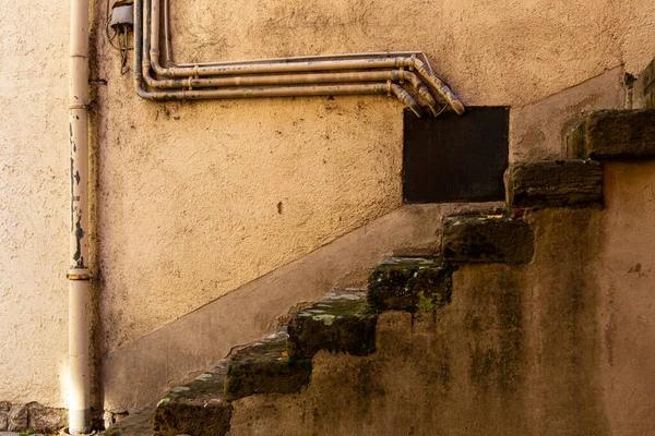 Лестница Старой Выветрившейся Громоздкой Стене — стоковое фото