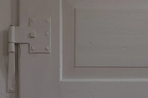 Старі Антикварні Білі Пофарбовані Двері Старовинною Металевою Петлею Дверей Копіювальним — стокове фото