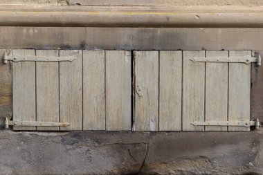 Eski moda geniş gri ahşap panjurlar.