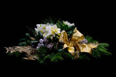 Beyaz Noel gülleri ve altın kurdeleli Noel çiçek aranjmanı