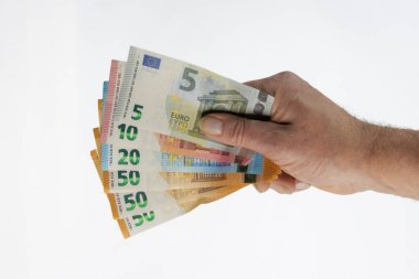 Avro banknotlarının el ele tutulması beyaz arka planda izole edildi