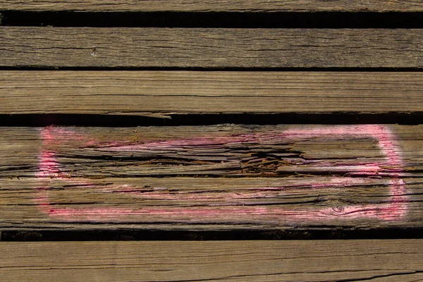 Planches Bois Endommagées Avec Des Marques Peinture Rose Pulvérisée Marquer — Photo