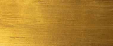 Altın kenarlı, altın desenli bir kitabın sayfalarını kapat