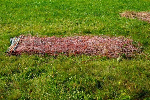 Запутавшийся Забор Электрической Проволоки Лежащий Траве — стоковое фото