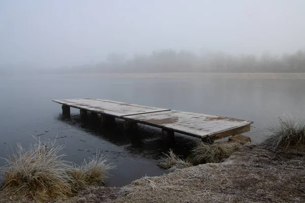 Jetée Bois Mène Dans Brouillard Sur Lac Gelé Avec Accent — Photo