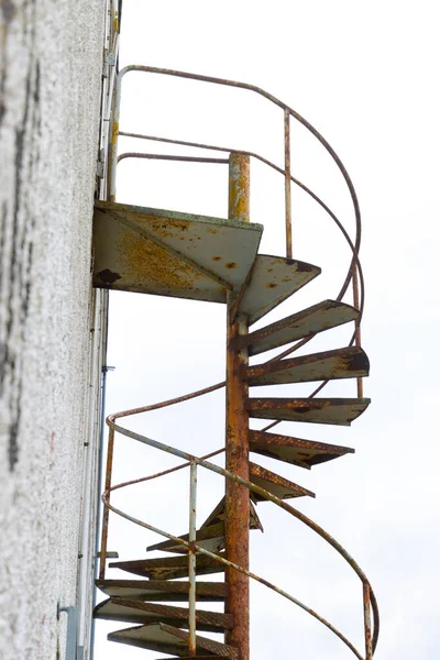 Gamla Rostiga Spiraltrappor Som Leder Till Stängd Dörr Utanför Gammal — Stockfoto