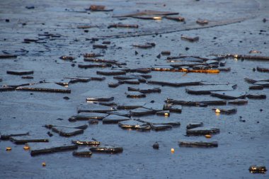 Buz kütleleri donmuş bir gölde yatıyor.
