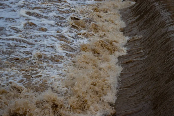 홍수중에 시내를 흐르는 — 스톡 사진