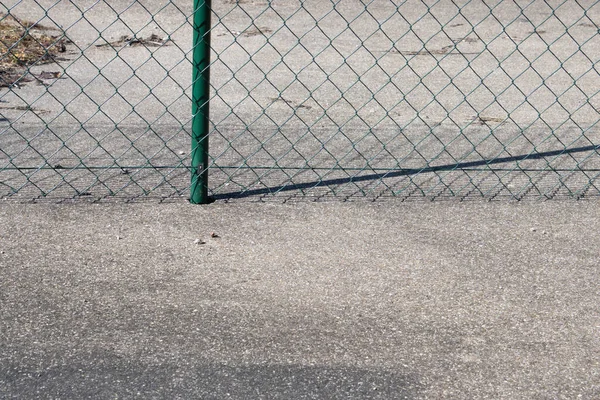 Poteau Métal Vert Bétonné Dans Une Route Asphaltée Pavée Avec — Photo