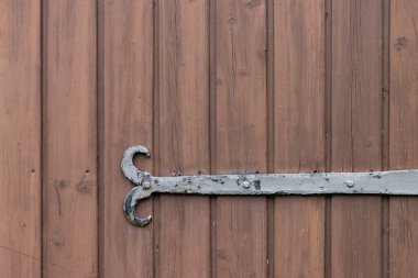 Arkaplanda fotokopi alanı olan ahşap bir kapıya eski metal uyumu