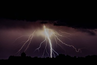 Buluttan yer yıldırımına fotokopi alanı bulutta