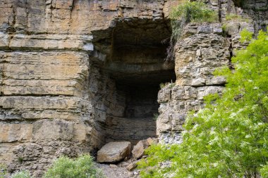 Terk edilmiş bir taş ocağında mağara girişi.