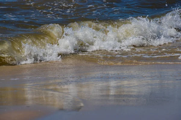 Breaking Waves Sandy Beach Sunny Day — Fotografia de Stock