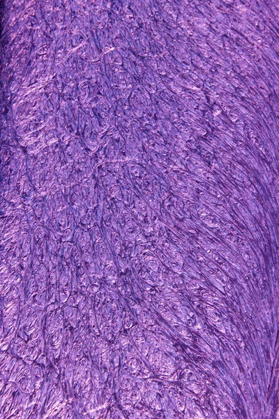 紫色の背景に濃い紫色の異なる色合いの波状のテクスチャ — ストック写真