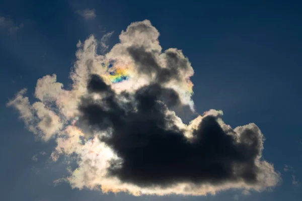 Sun Dark Cloud Creating Rainbow Colors — Stock Photo, Image