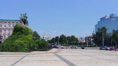 KYIV, UKRAINE - 23 Temmuz 2021: Sofiyivska Meydanı başkent merkezinde Bohdan Khmelnytsky Anıtı ve Hyatt Regency Kiev oteli