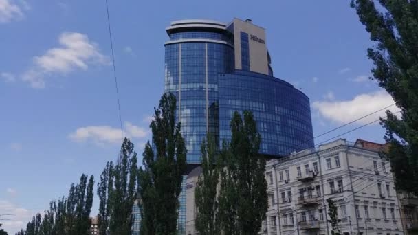 Kyiv Ukraine 2021年7月23日 首都のヒルトンキエフのホテルの建物の眺め 夏屋外パノラマビデオ — ストック動画