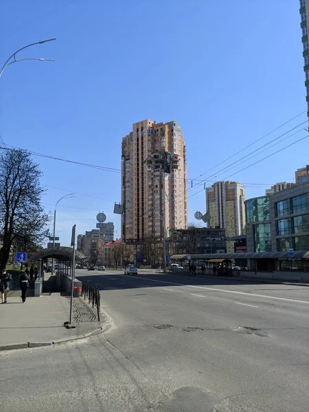 KYIV, UKRAINE - APRIL 15, 2022: Building in residential area hit by russian rocket missile in Kyiv city — ストック写真