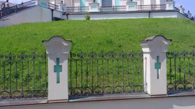 KYIV, UKRAINE - 23 Temmuz 2021: Aziz Andrew Kilisesi 'nin tarihsel başkenti Ukrayna' yı ziyaret etmesi gerektiğini gösteren dikey panoramik video