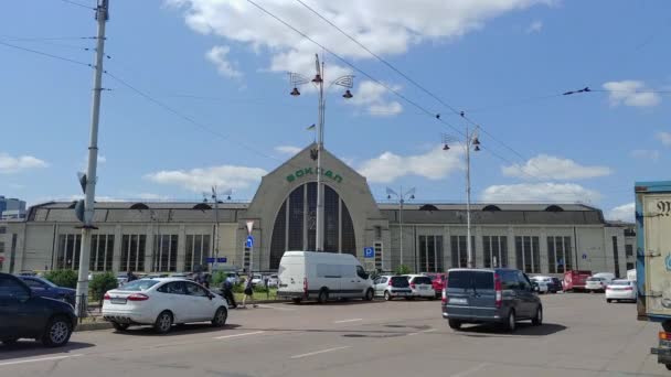 Quiiv Ucrânia Julho 2021 Carros Dirigindo Uma Grande Rua Quadrada — Vídeo de Stock
