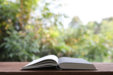 Tahta masanın üzerinde açılan defterler