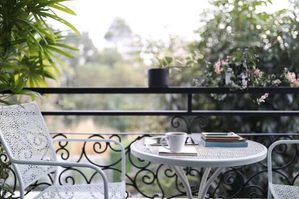 Biały Kubek Kawy Zeszyty Zabytkowym Metalowym Stole Balkonie — Zdjęcie stockowe