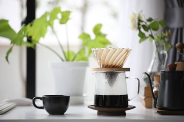 Sade kahve fincanı ve kahve damlası.