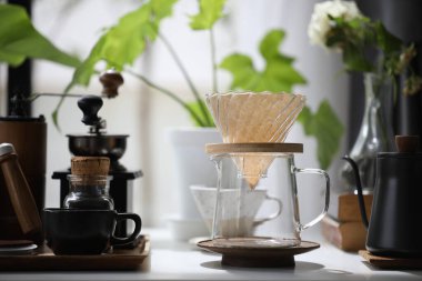 Kahve damlası vazosu ve kahve öğütücüsü.