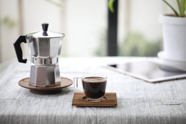 Moka pot ve bir bardak kahve.