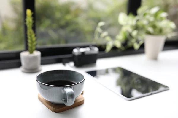 Tasse Café Bleue Tablette Plantes Sur Table Bois Devant Fenêtre — Photo