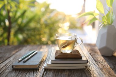 Bardakta sıcak çay ve günlük defterleri.