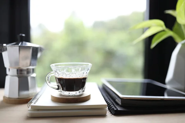 Tasse Verre Café Cahiers Tablette Avec Pot Moka Devant Fenêtre — Photo