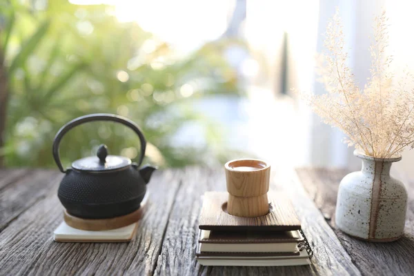 Bambu Çay Fincanı Beyaz Vazoda Kuru Otlu Siyah Metal Tencere — Stok fotoğraf