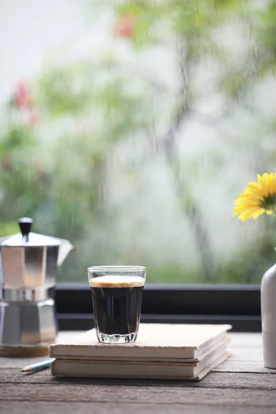 Uma Xícara Café Cafeteira Moka Frente Janela — Fotografia de Stock