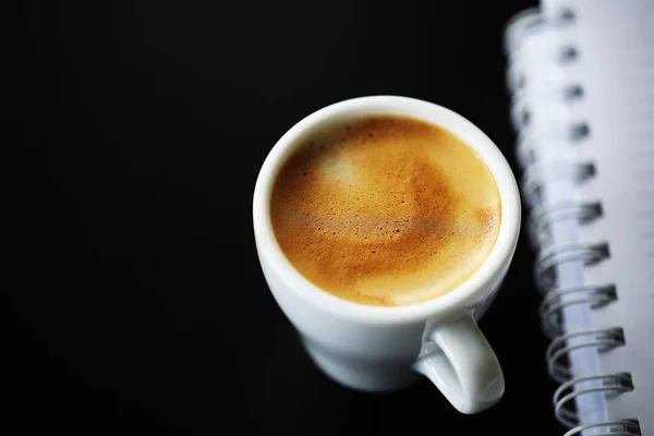 Kopi Espresso Dalam Cangkir Putih Kecil Dekat — Stok Foto