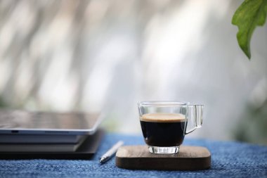 Kremalı ve tablet günlük defterli Espresso kahve fincanı.