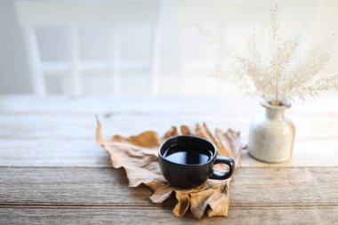 Sade kahve fincanı kuru yaprak ve kuru vazo.