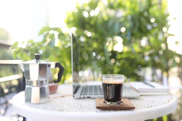 Tazza Vetro Caffè Moka Pentola Computer Portatile Tavolo Metallo — Foto Stock